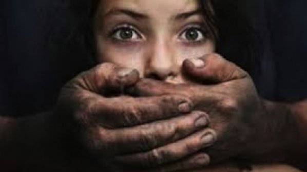 13-годишно момиче беше изнасилено от 29 мъже