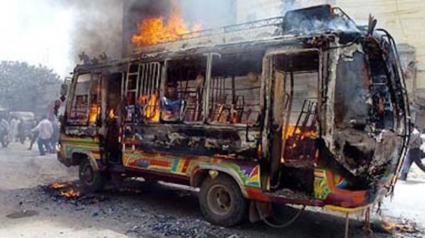 Автобус пламна при катастрофа в Индия, 40 души изгоряха