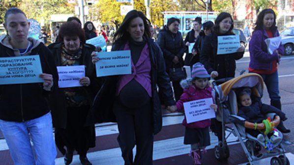 Майки от Добрич обвиниха държавата в дискриминация