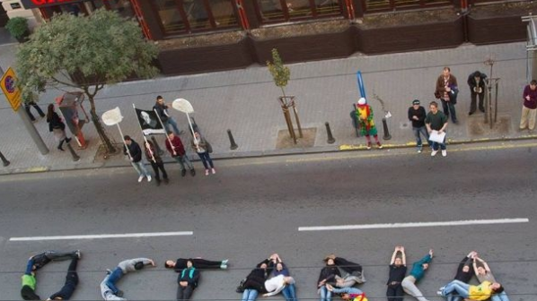 Студенти изписаха &quot;оставка&quot; с телата си на столична улица (видео)