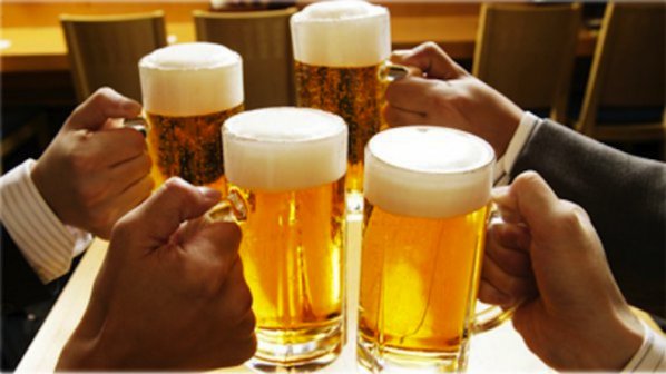 Алкохолици чистят улиците на Амстердам, плащат им в бира