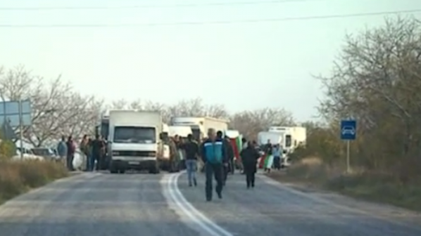 Блокираха пътя София-Русе срещу бежански лагер в Телиш, шофьори налетяха на бой