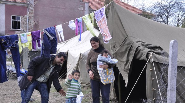Иракчанин мами сирийските бежанци