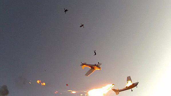Парашутисти оцеляват след сблъсък на два самолета (видео)