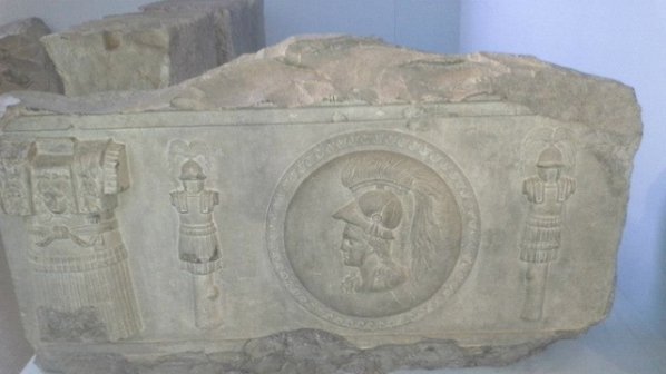 Боян Радев дари три римски мраморни релефа на НИМ