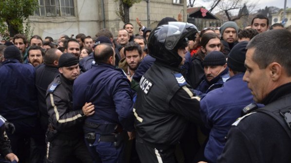 МВР задържало чужд гражданин, снимал протеста вчера
