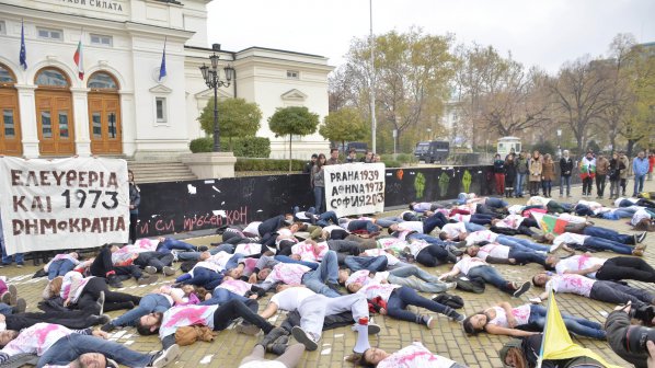 Студенти играха &quot;Мъртвешко хоро&quot; пред парламента (галерия)