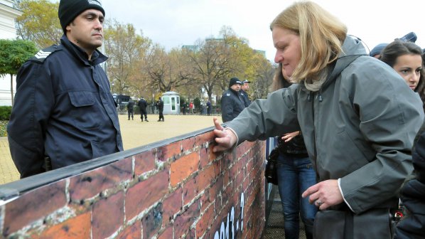 Студентите построиха Берлинска стена около НС (обновена+галерия+видео)
