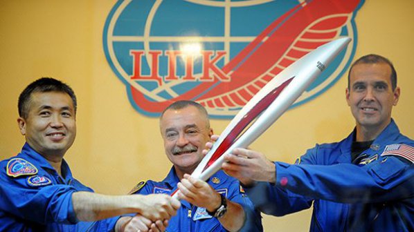 Трима космонавти върнаха на Земята Олимпийския огън