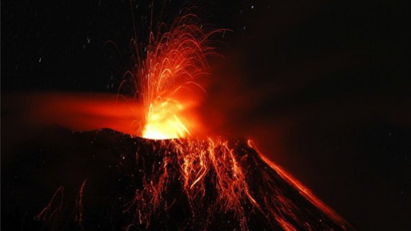 Индонезийски вулкан изригна 8 пъти