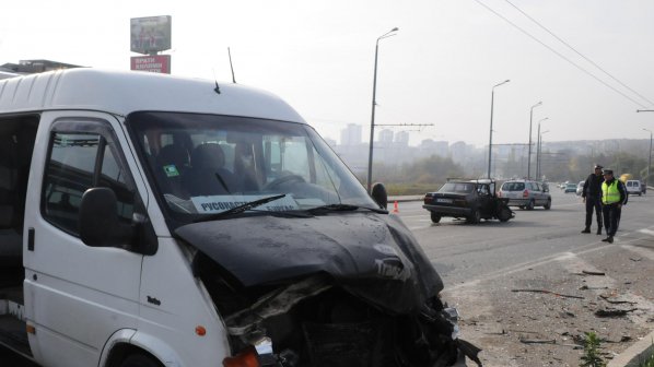 Катастрофа в Бургас прати 7 души в болница (снимки)