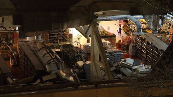 Покрив на магазин се срути в Рига, има ранени