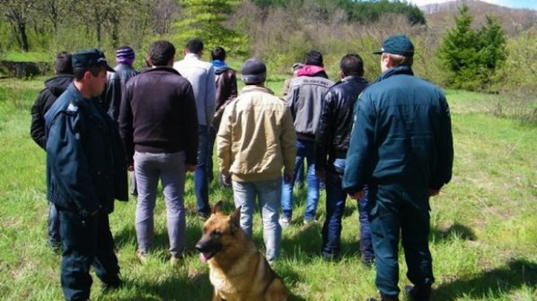 Полицията издирва четирима въоръжени бежанци, криещи се в горите около Резово