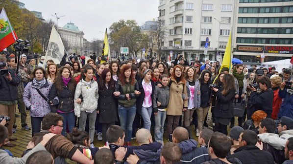 Синдикати, студенти и таксита блокират София в сряда
