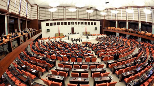 Скандал в турския парламент: Депутат нарича Ахмет Давутоглу „убиец”, сравни го с Башар Асад