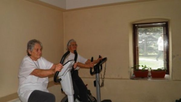 80-годишни пенсионери от Разлог блъскат здраво във фитнес