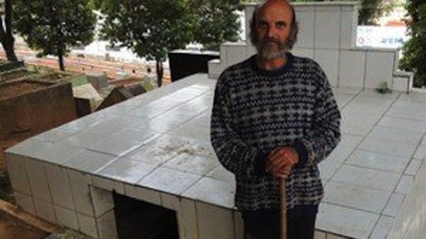 Бездомник живее 13 години в гробницата на починал свой приятел