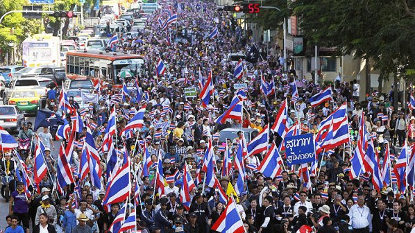 Десетки хиляди на тридневен марш срещу властта в Тайланд