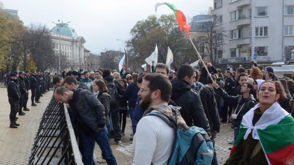 &quot;Гардиън&quot;: Българските студенти оглавиха вълната на протеста