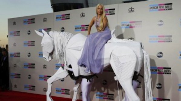 Лейди Гага се появи яхнала пластмасов бял кон
