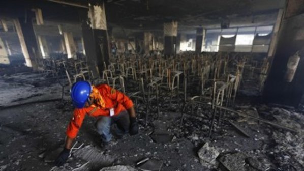 Недоволни работници подпалиха фабрика (снимки)