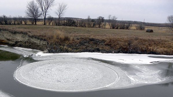 Рядко природно явление: Огромен леден диск се върти по течението на река Шайен