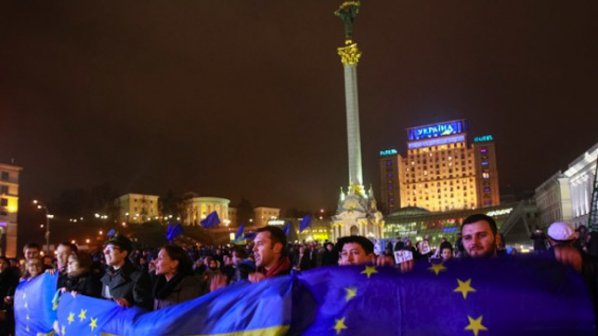 10 000 души са се събрали скандират в подкрепа на евроинтеграцията на Украйна