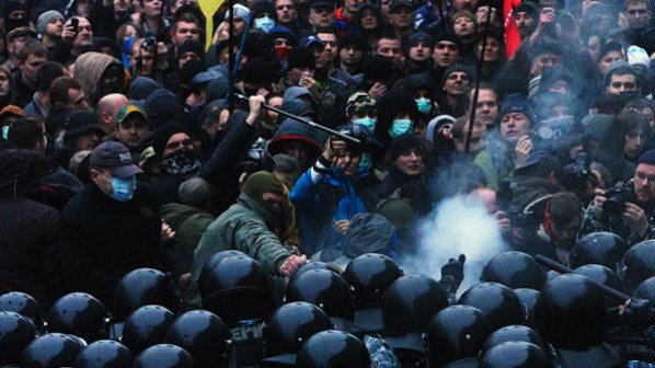Полицията разпръсна със сила протестиращите в Киев (галерия)
