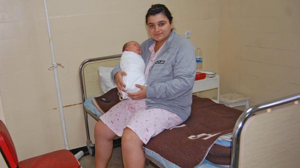 Бебе с рекордно тегло се роди в Харманлийската болница