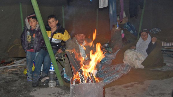 Бежанците в Харманли живеят сред огньове, кал и студ