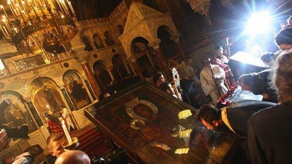 Чудотворна икона в Троянския манастир &quot;заплака&quot; от срам