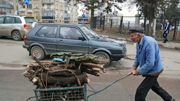 ЕС: 70% от бедните в България живеят на студено и замърсяват околната среда