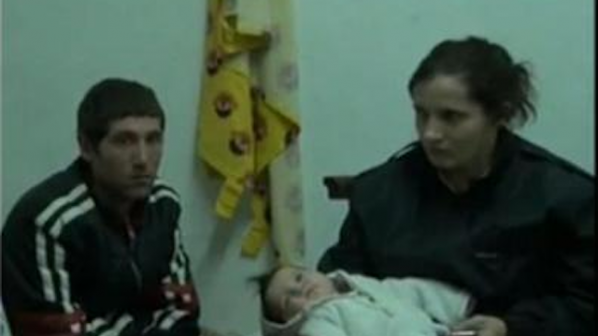 Младо семейство отглежда бебе в мазе