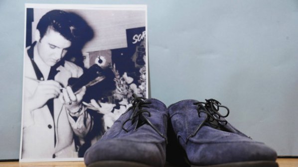 Продадоха прочутите сини велурени обувки на Елвис