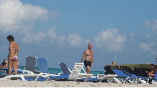 Наши туристи щракнали Волен Сидеров на плажа в Куба