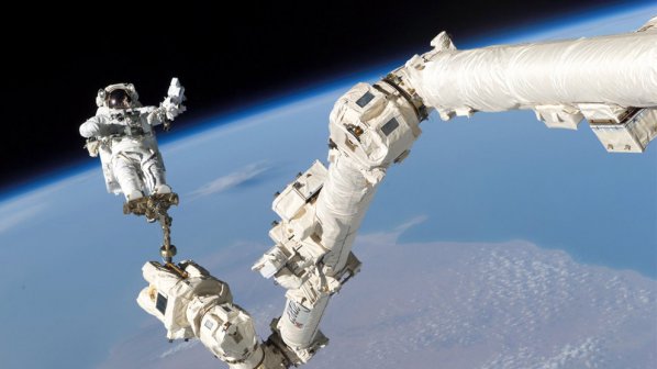 Астронавти ремонтират МКС в открития космос