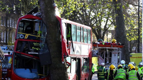Автобусна катастрофа в Лондон (галерия)
