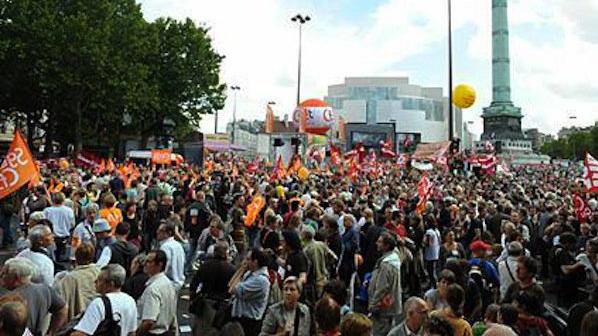 Работниците в петролни заводи във Франция стачкуват