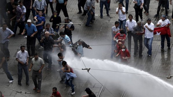 Турската полиция разпръсна протест срещу Ердоган