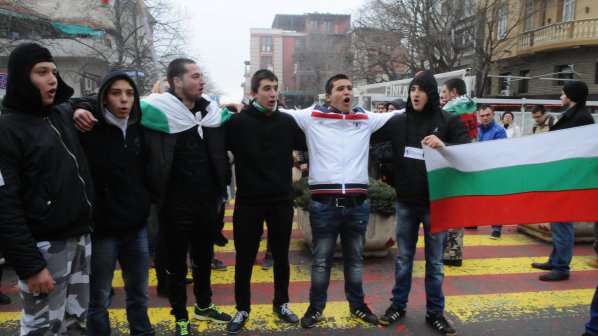 Десетки хора искаха оставка на кабинета в Бургас (снимки)