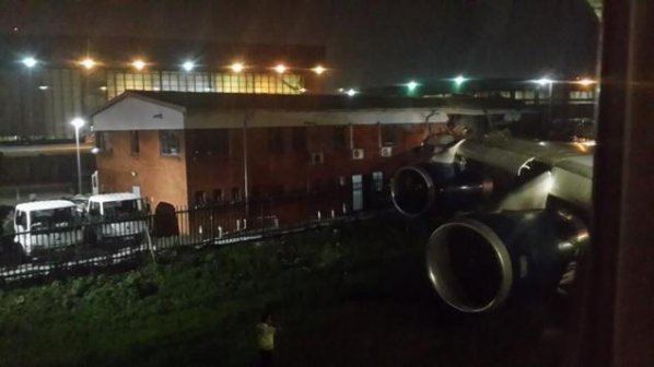 Самолет на British Airways се блъсна в сграда