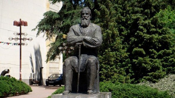 Шеф на ДСБ изрисувал паметника на Димитър Благоев