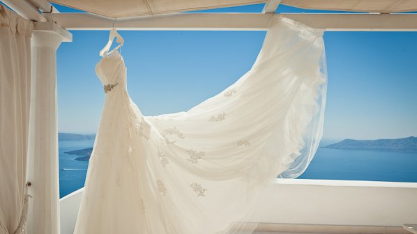 Гръцки попове привличат младоженци с рокля-подарък