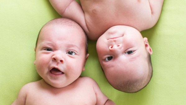Канадка роди близнаци, формално погледнато, в две години