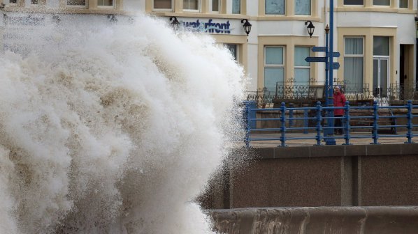 Най-мощната буря от 20 г. насам бушува във Великобритания (снимки)