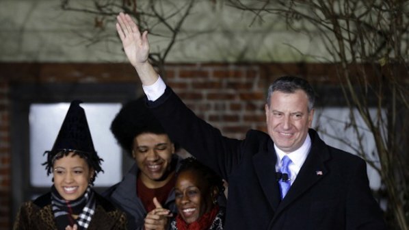 Новият кмет на Ню Йорк Бил де Блазио, се закле на церемония в дома си