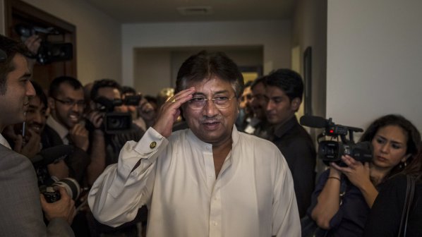 Съден бивш пакистански президент влезе в болница