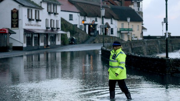 Във Великобритания продължават бурите и наводненията
