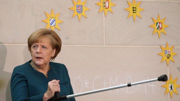 Ангела Меркел се появи с патерици (галерия)