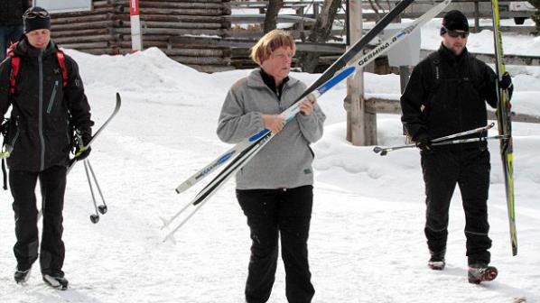 Ангела Меркел си счупи таза на ски (обновена)